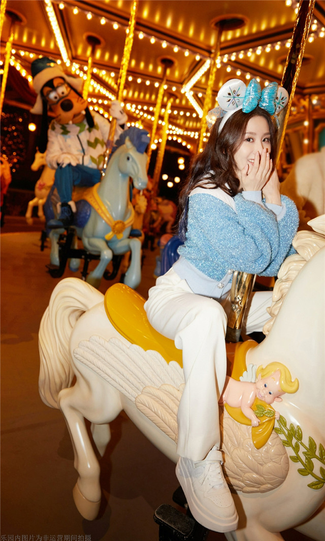 迪丽热巴|刘诗诗晒夜游迪士尼美照，戴着卡通发箍绽放美丽笑容，少女感满满