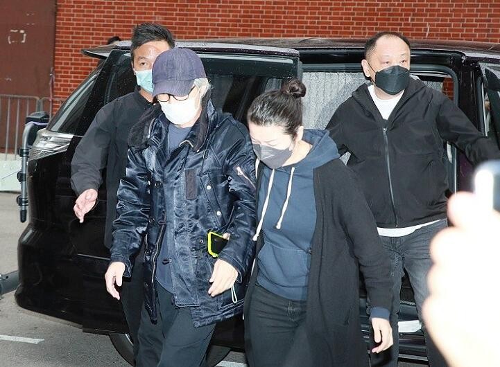 吴孟达|吴孟达葬礼！第三任妻子戴口罩藏不住美貌，17岁儿子穿西装好帅气