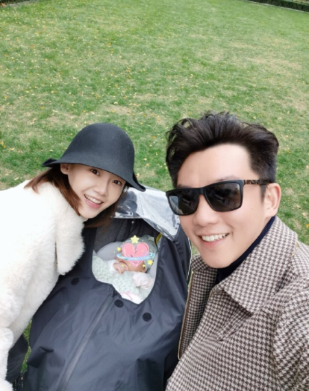 郑恺|郑恺一家三口罕同框！苗苗带女儿探班老公，小酸奶走路不稳萌态足
