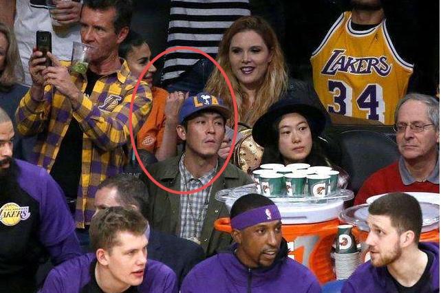 耐克|身陷耐克争议，陈冠希看湖勇大战，坐球员后面的他门票要多少钱？