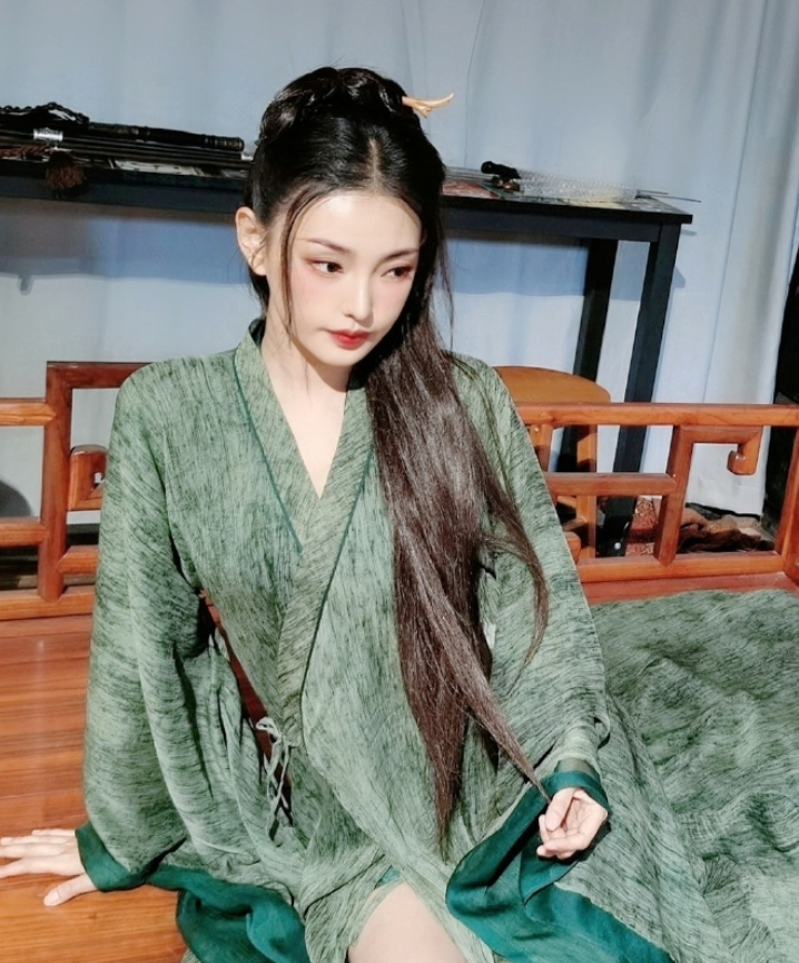 奶果的妈咪 她的长相清纯身材撩人，大二被王晶相中一炮而红，拍电影吸金26亿