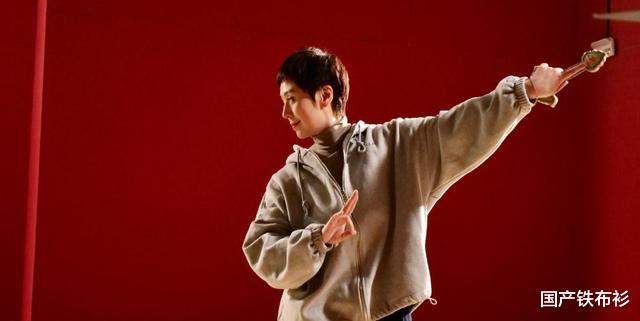 穿衣搭配|李成儒小18岁前妻现身！短发配围巾背大牌包，前夫对她念念不忘