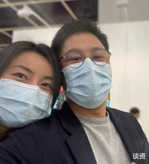 郭晶晶|39岁郭晶晶现身画展，长裙遮不住腰身肥胖，腹部凸起疑怀四胎