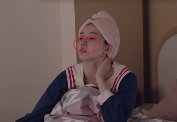 陈小纭|看惯了陈小纭的淡妆，当她录节目露出素颜时，鼻子成功抢镜！