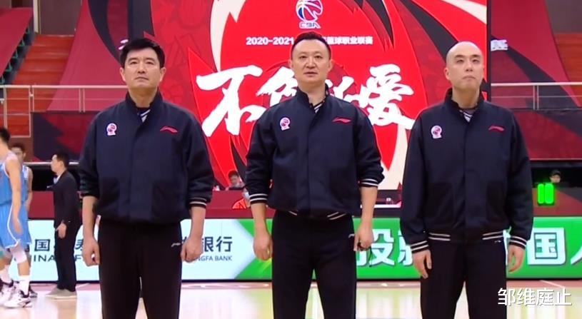 北京队|突发！北京队大将90度崴脚伤退！雅尼斯面色沉重，情况不容乐观