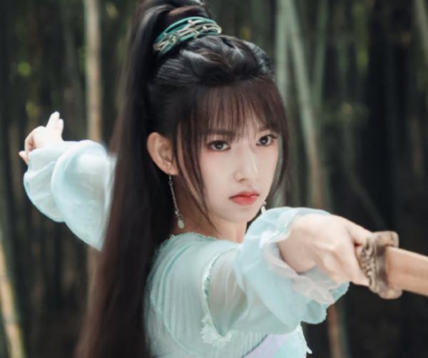 程潇|程潇两部新剧都糊了，小姐姐人气高颜值也高，但演技还需要提升