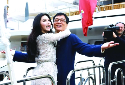 成龙|成龙与范冰冰的合照惹争议，看完其抓拍过程，令人大跌眼球