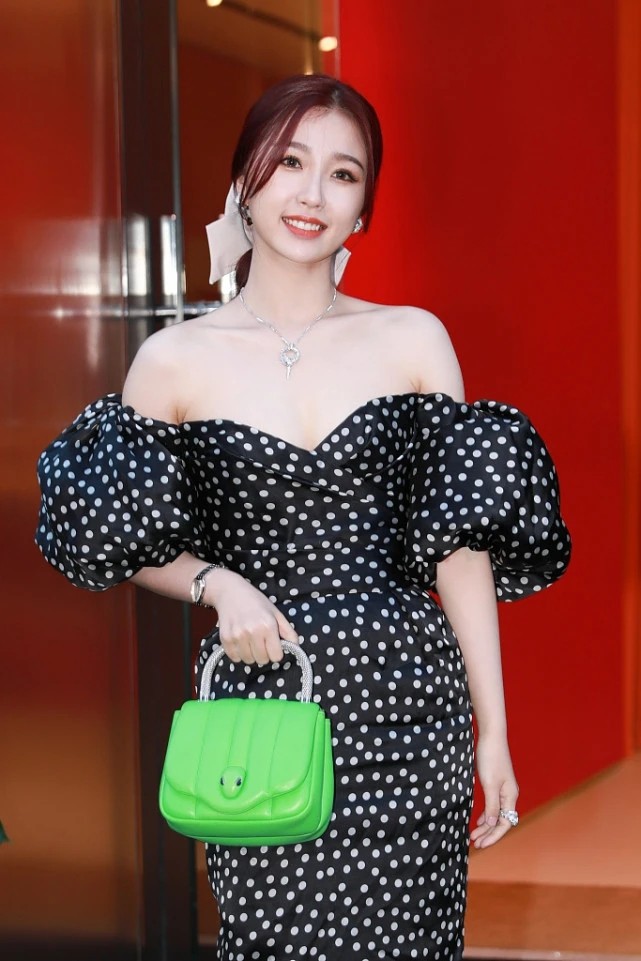 大表姐的时尚圈|虞书欣用力过猛了,穿超大“泡泡袖”抹胸裙险翻车,要靠颜值硬撑