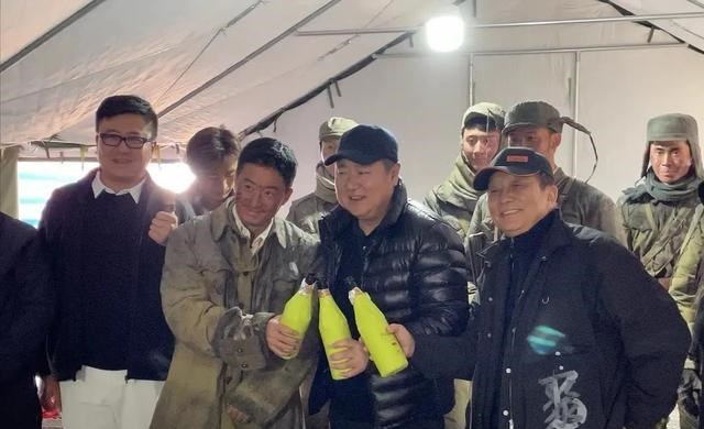 刘学义|《长津湖之水门桥》开机，易烊千玺手捧鲜花，吴京带妆切蛋糕