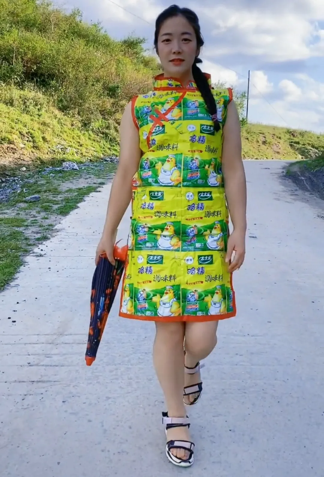 爱买买买的百万姐 甘肃姑娘创新改造服装引关注,上演农村时装秀,环保创意获赞