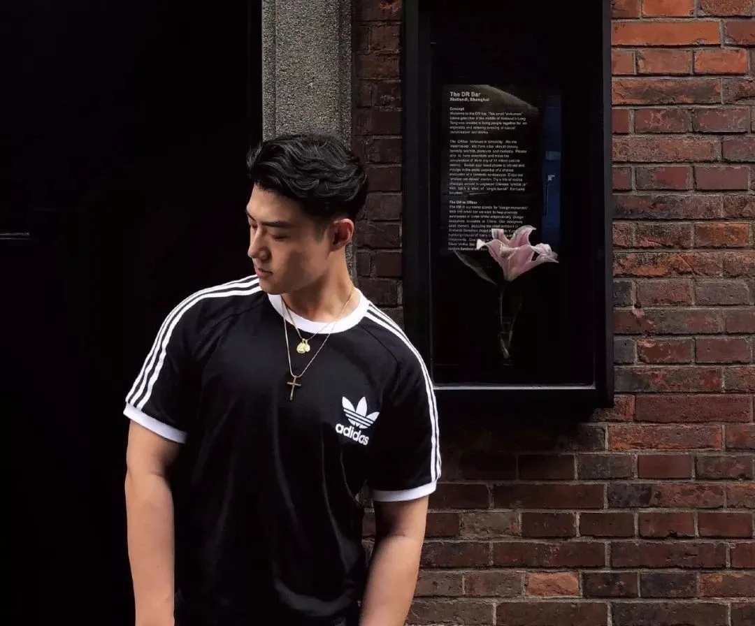 |白皙健壮小哥浴室照绝了，这身材颜值你爱了吗？