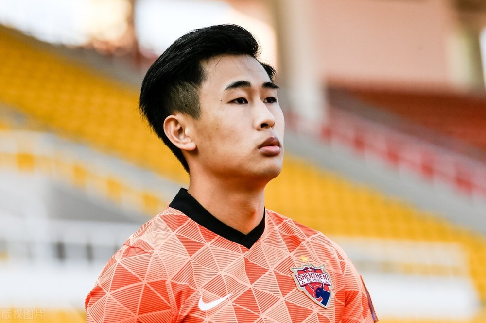 刘华体会讲体育课|昨天18点!中超深圳队传出喜讯:小将已有大心脏,就等国足李铁