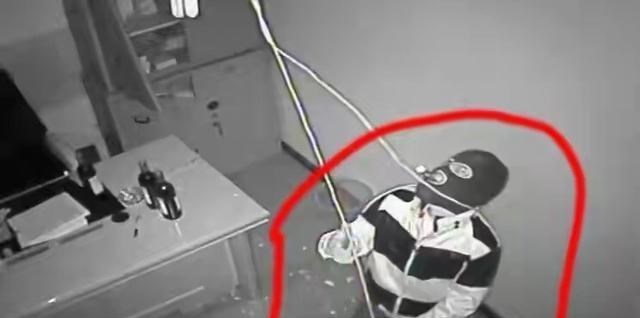 花颜有情兮 湖南一藏家家中的文物被盗墓者惦记上，几名江西盗宝人开车来了