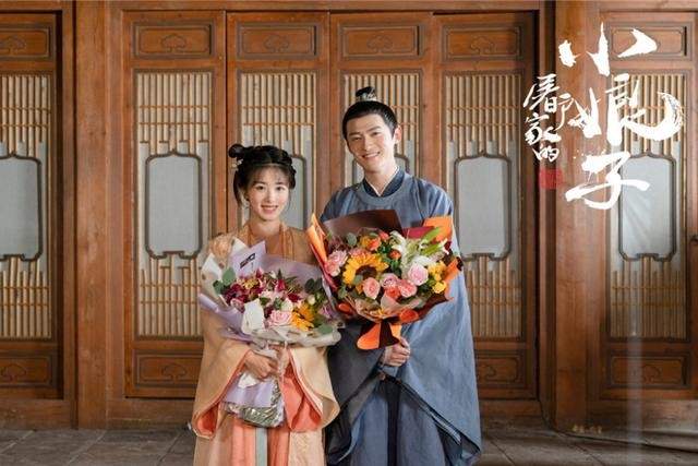 张含韵|张含韵被拍与佟梦实约会,两人牵手饭后同回酒店,疑似是因戏生情!