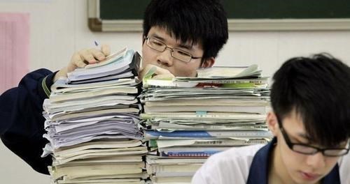 |学生错将“暧昧信息”发给班主任，大型社死现场，来我办公室一聚