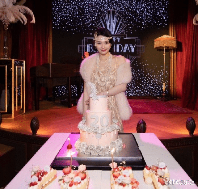 沈月|邱淑贞大女儿参加活动，身穿白裙好身材尽显，美貌气质不输妈妈