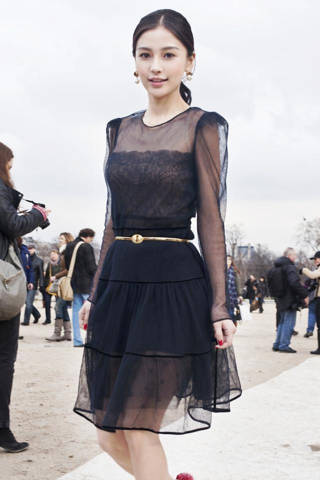 邱淑贞|沈月遗传到了邱淑贞的好身材，穿小黑裙风采万千，真吸睛