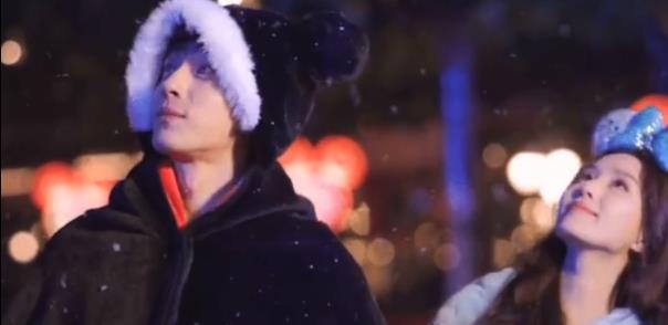 刘雯|刘诗诗和井柏然现身迪士尼，雪景下氛围感超强，网友：蹲一个合作