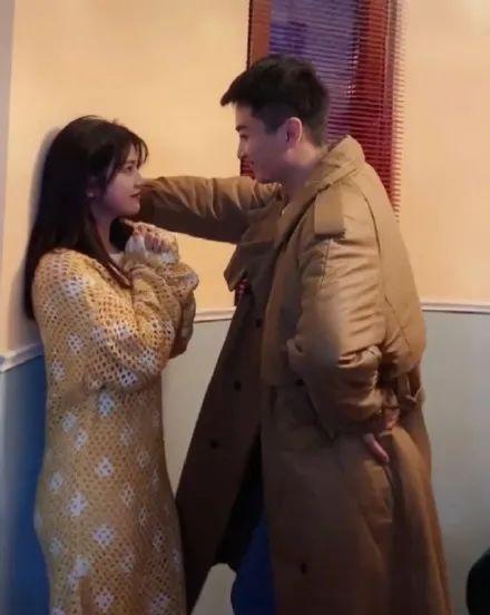 陈晓|刚结婚就被扒黑料,和文章片场暧昧,陈晓爱她什么?