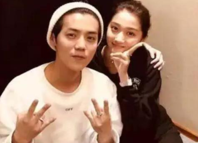 鹿晗|关晓彤故意用水泼鹿晗，气得鹿晗拿起扫帚就冲过去，下一秒太甜了