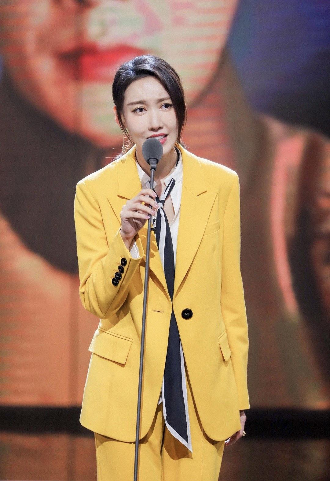 何有强|高露真机场穿搭真洋气，黄色T恤配黑色短裤青春靓丽，活力十足