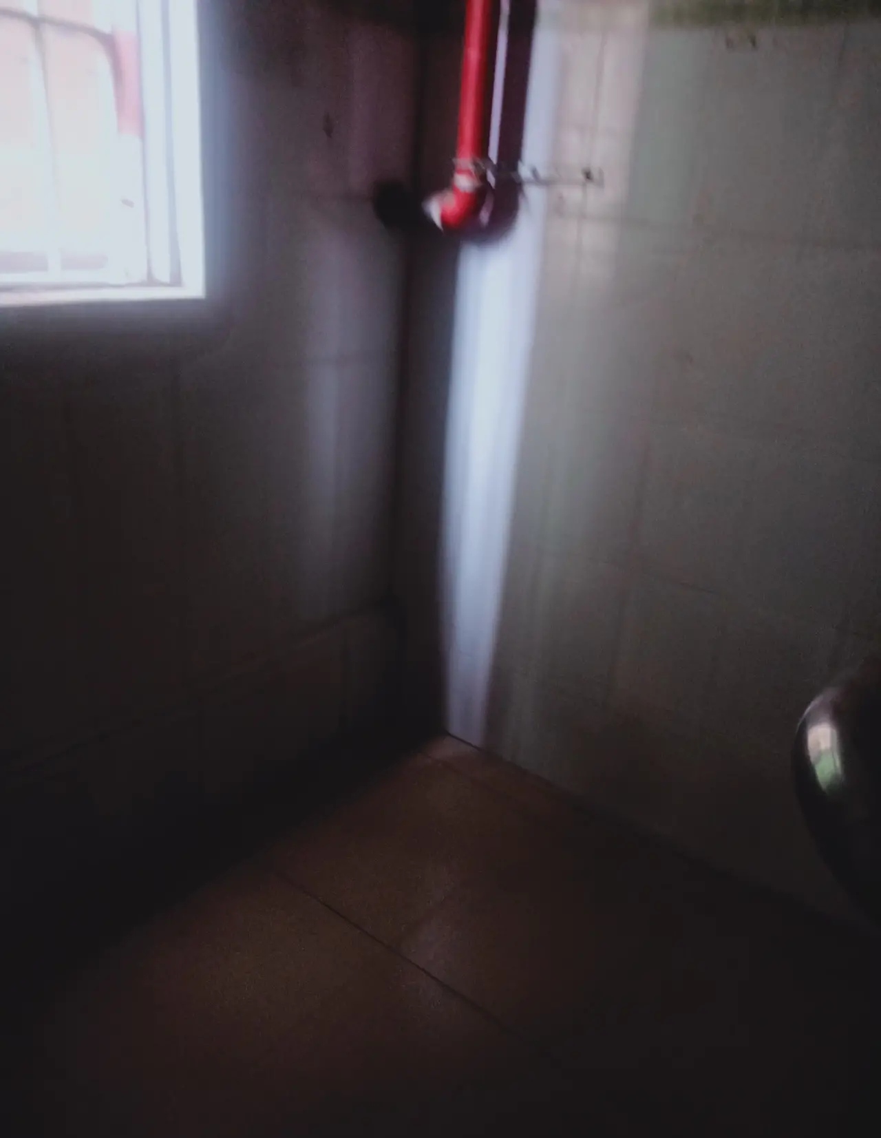 社会很简单 ?深夜，隔壁房间传出了一个男人伤感的哭声