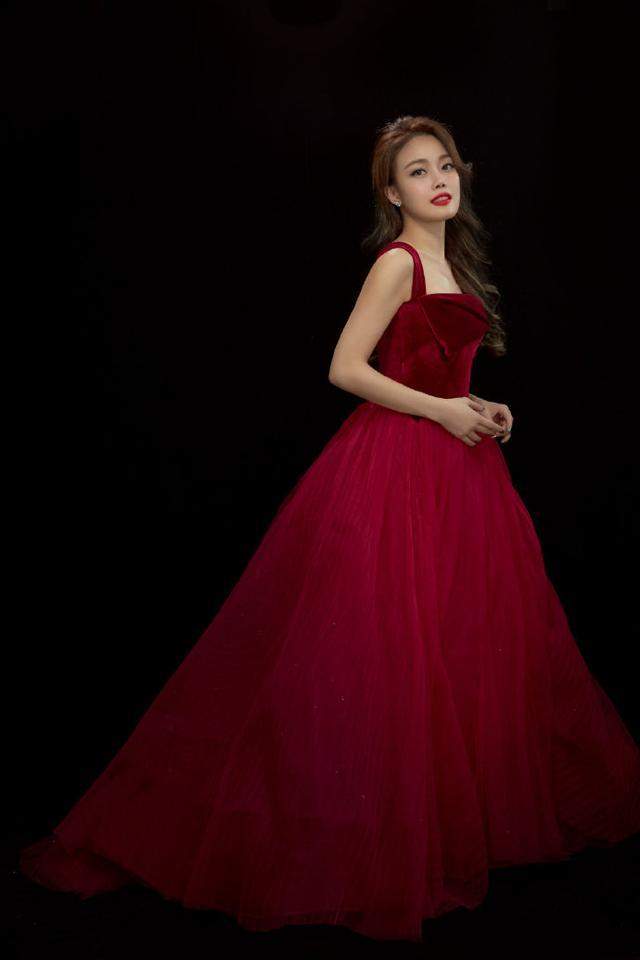 眼影|容祖儿美上央视，穿红丝绒纱裙优雅贵气，却被眼影抢了风头