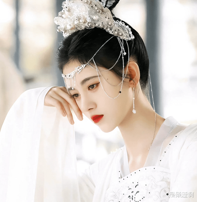 克里斯汀·斯图尔特|《重紫》刚杀青，徐正溪又一新剧开机，女主是人气不输杨超越的她