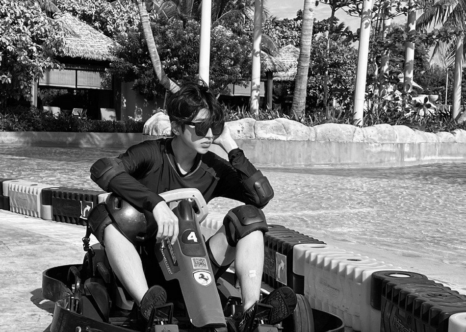 李现|李现和蔡徐坤在三亚冲浪：李现腹肌亮眼，蔡徐坤半裸上身拿冲浪板