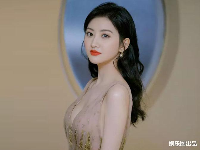 景甜|景甜和国外模特合影火了，被指气质不是一个档次，引发争议