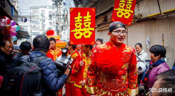 久久说情感 接亲时，新娘要求9万开门费，新郎苦苦哀求后换新娘：没你照样结