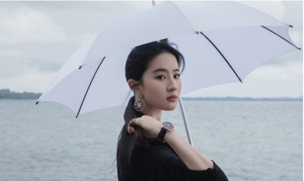 刘亦菲|16年前，没人注意到刘亦菲身后打伞的小女孩，如今火却得一塌糊涂！