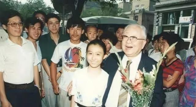 央视|14岁上央视，22岁生3娃被抛弃，一个被父亲“毁掉”的天才少女