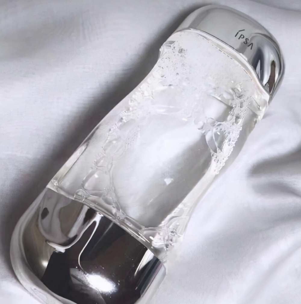 玫瑰 爽肤水能给予肌肤滋润,帮助后续保养品的吸收