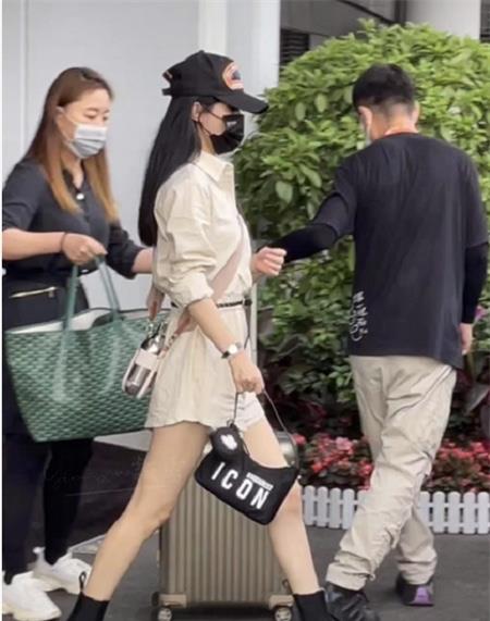 赵丽颖|赵丽颖机场出镜，身材纤细美到没朋友，却被杯子抢镜！