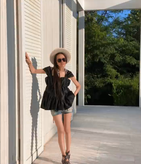 时尚风行派|72岁王薇薇秀身材上瘾?穿超短裤踩恨天高太性感,小36岁男友真帅