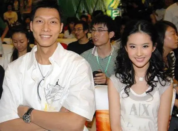 刘亦菲|刘亦菲与胡歌已领证？易建联也曾追求过，和宋承宪恋爱之路坎坷