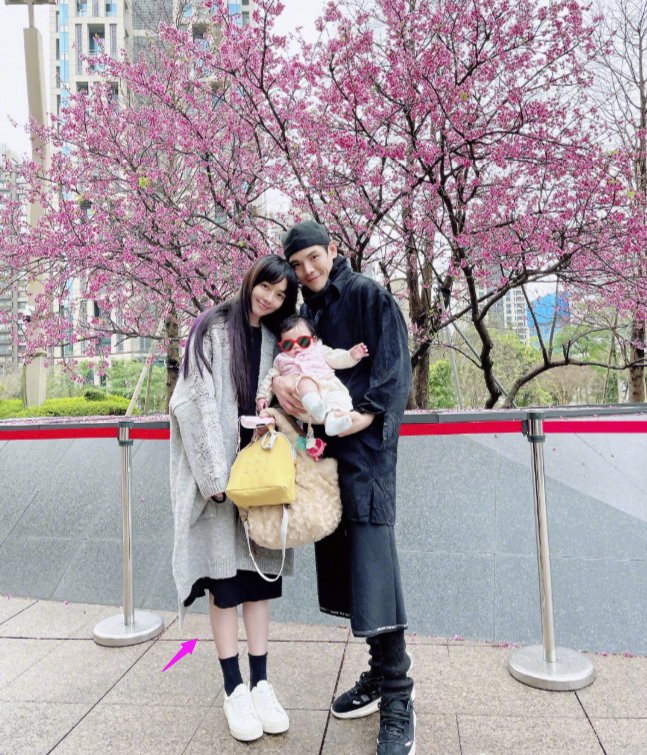 赵雅芝|郭碧婷一家三口同框，头顶头皮屑，眼袋下垂，露白皙腿暴产后身材