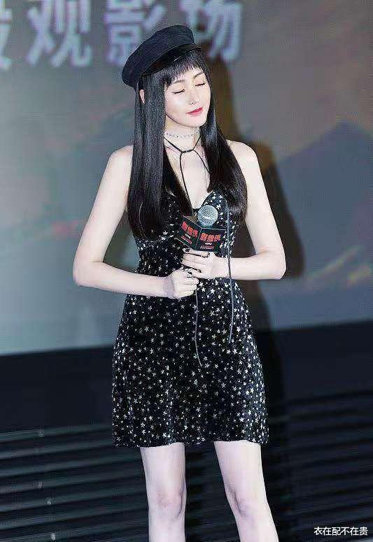 衣在配不在贵|张天爱也太“瘦”了吧,连吊带裙都撑不起来,感觉腿和胳膊一样细