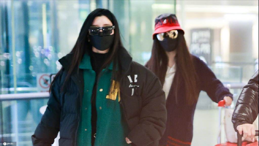 By2|By2遇风波后首现身，两姐妹裹得超严实认不出，不受影响奔波工作