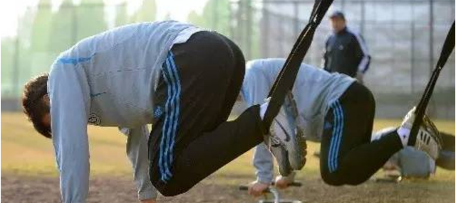 家有二宝育儿|下雨天体院男生的打伞方式，一个人拯救一个宿舍，这满满的安全感