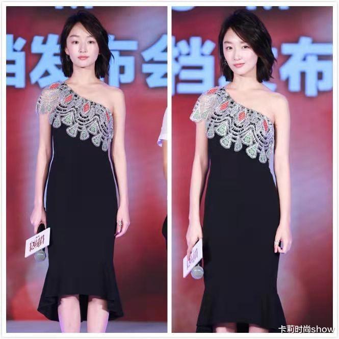 卡莉时尚show|28岁周冬雨瘦成纸片人，穿斜肩裙虽然撑不起来，但清冷气质很加分