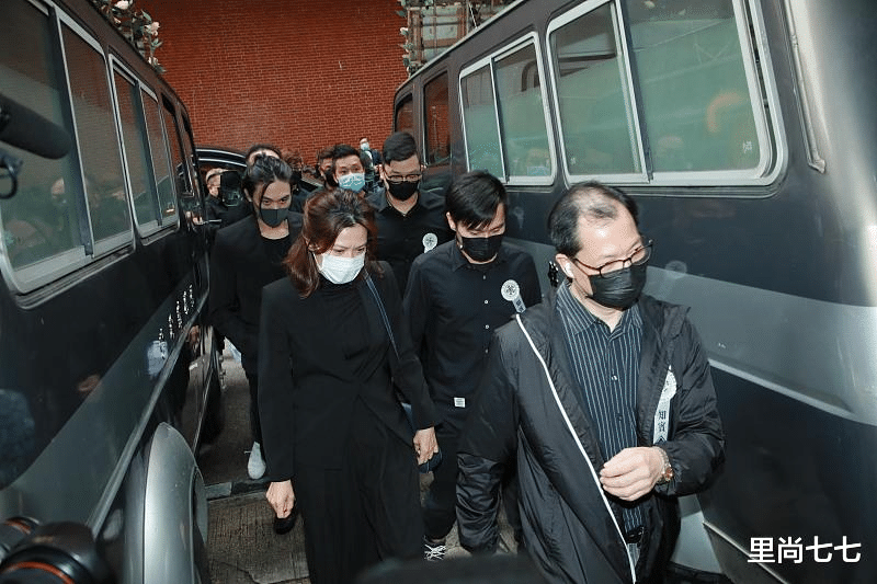 吴孟达|吴孟达出殡现场，第三任妻子情绪激动泪奔，17岁小儿子眼圈乌黑