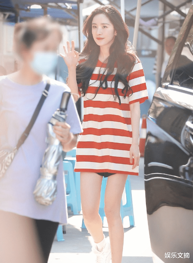 杨幂|杨幂新剧杀青照曝光，穿格纹衫青春活力，生图下的腿围我却看愣了