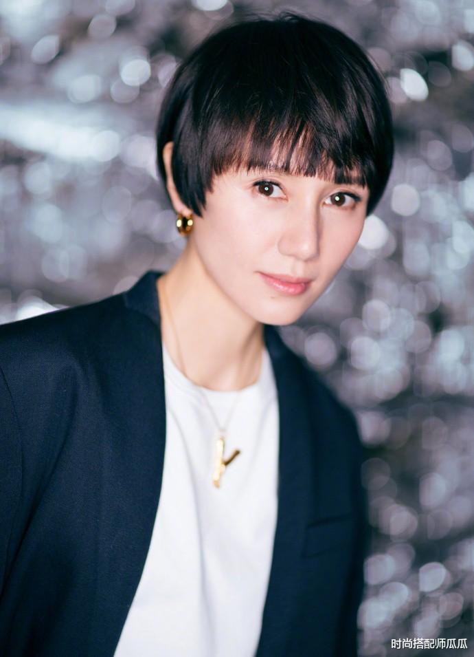时尚搭配师瓜瓜|?40岁女人就别乱穿了，学袁泉这样穿，一件白T恤也能穿出高级感！