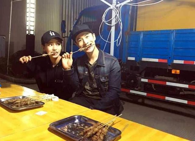 黄晓明|黄晓明杨颖带儿子逛环球影城，小海绵暴风抽高长相超像黄晓明