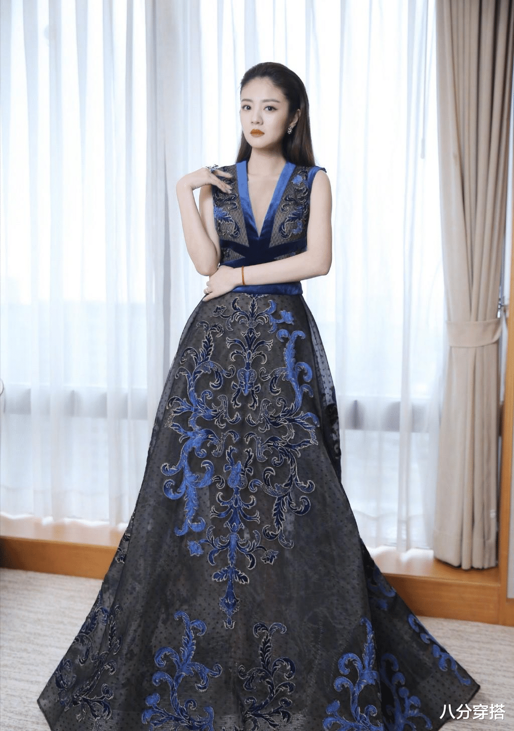 奚梦瑶|安以轩不愧是“豪门太太”，一身白色套装飒爽帅气，高贵时髦