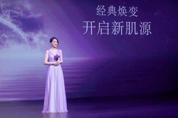 金·卡戴珊|离婚后的周迅风格大变，穿纱裙亮相甜美似少女，扎起头发也不老气