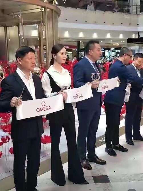 加菲猫说时尚|刘诗诗活动生图看呆！穿渐变深v礼服秀性感曲线，22万名表超大牌