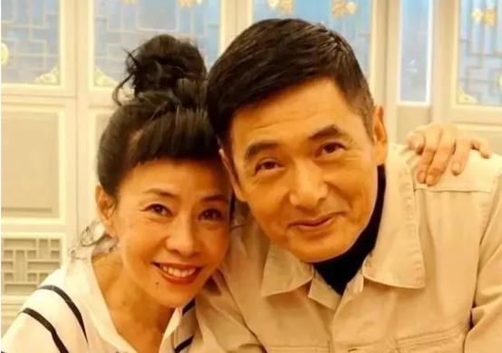 周润发|66岁周润发跑步被偷拍，头发斑白一身肌肉明显，双腿比女生还细